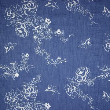 Chambray-Jeansstoff mit gesticktem Blumenbouquet
