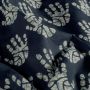 Baumwoll-Batik mit Händen auf Blau