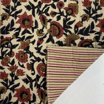 Gesteppter Baumwollstoff mit Blockprint-Blumenmuster in Ocker