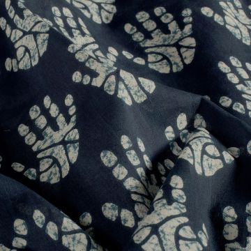 Baumwoll-Batik mit Händen auf Blau